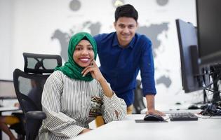 multi-etnisch opstarten bedrijf team met Arabisch vrouw foto