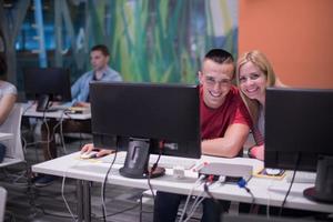 technologie studenten groep in computer laboratorium school- klas foto