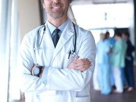 groep van medisch personeel Bij ziekenhuis, dokter in voorkant van team foto