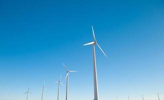 hernieuwbare windenergie op een blauwe hemel backgorund