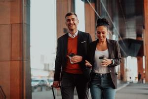 bedrijf Mens en bedrijf vrouw pratend en Holding bagage op reis Aan een bedrijf reis foto