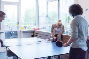 opstarten bedrijf team spelen ping pong tennis foto