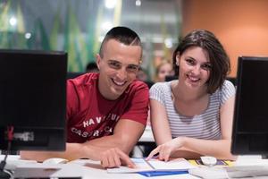 technologie studenten groep werken in computer laboratorium school- klas foto