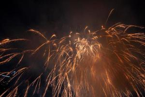 vuurwerk op de rivier in de donkere lucht foto