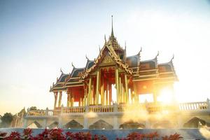 Koninklijk plein, of dusit paleis plein, met ananta samakhom troon hal en ruiter standbeeld van koning chulalongkorn, in aun ai rak khlai khwam nao winter eerlijk, Bangkok, Thailand foto