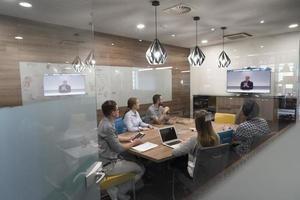 begin omhoog bedrijf mensen groep Bijwonen videoconferentie telefoontje foto