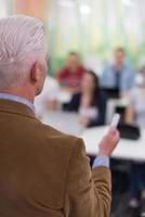 leraar met een groep van studenten in klas foto