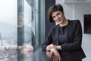 portret van geslaagd zakenvrouw door de venster foto