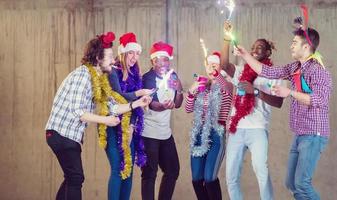 multi-etnisch groep van gewoontjes bedrijf mensen dansen met sterretjes foto