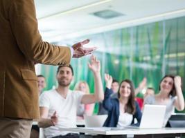 dichtbij omhoog van leraar hand- terwijl onderwijs in klas foto