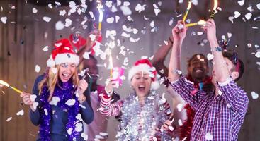 multi-etnisch groep van gewoontjes bedrijf mensen hebben confetti partij foto