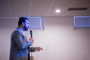 geslaagd zakenman geven presentaties Bij conferentie kamer foto