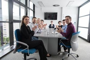 groep van jong mensen vergadering in opstarten kantoor foto