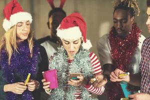 vrouw voorbereidingen treffen muziek- van de telefoon voor dansen foto