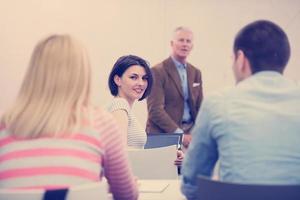 leraar met een groep van Hoi school- studenten in klas foto