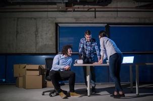 bedrijf mensen in groep, architect en ingenieur Aan bouw plaats foto