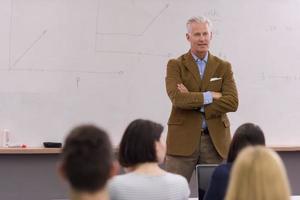 leraar met een groep van Hoi school- studenten in klas foto