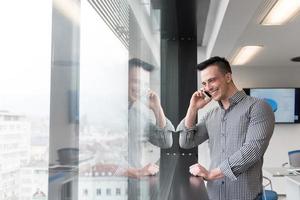 jong bedrijf Mens sprekend Aan slim telefoon Bij kantoor foto