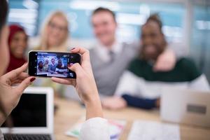 zakenvrouw gebruik makend van mobiel telefoon voor nemen foto