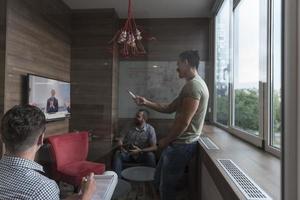 begin omhoog bedrijf mensen groep Bijwonen videoconferentie telefoontje foto