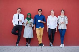 multi-etnisch groep van gewoontjes bedrijf mensen gedurende koffie breken foto