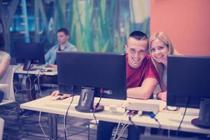 technologie studenten groep in computer laboratorium school- klas foto