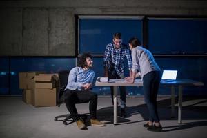 bedrijf mensen in groep, architect en ingenieur Aan bouw plaats foto