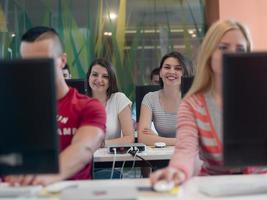 technologie studenten groep in computer laboratorium school- klas foto