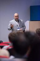 geslaagd zakenman geven presentaties Bij conferentie kamer foto