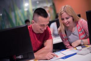 technologie studenten groep werken in computer laboratorium school- klas foto