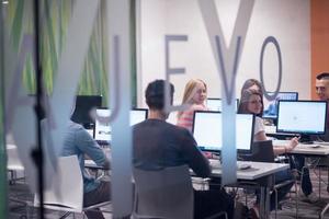 technologie studenten groep werken in computer laboratorium school- klas foto