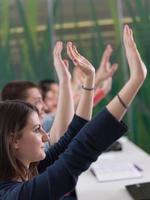 studenten groep verhogen handen omhoog Aan klasse foto