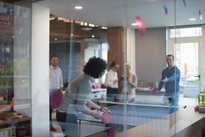 opstarten bedrijf team spelen ping pong tennis foto