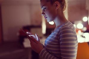 vrouw werken Aan digitaal tablet in nacht kantoor foto