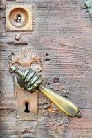 vintage handvormige deurknop op antieke deur, achtergrond