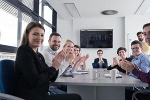 groep van jong mensen vergadering in opstarten kantoor foto