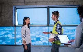 bedrijf mensen in groep, architect en ingenieur Aan bouw plaats foto