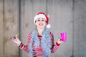 jong bedrijf vrouw vervelend een rood hoed en blazen partij fluiten foto