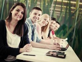 groep van studenten studie samen in klas foto