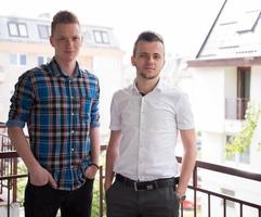 twee jong mannen staand Bij balkon foto