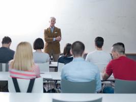 leraar met een groep van studenten in klas foto