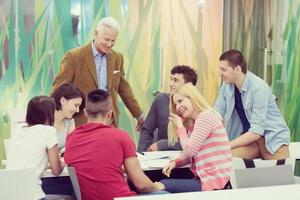 leraar met een groep van studenten in klas foto