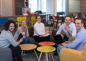 opstarten business team tijdens een bijeenkomst in modern kantoorgebouw foto