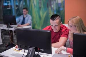 technologie studenten groep in computer laboratorium school- klas foto