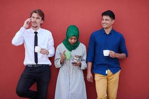 multi-etnisch groep van gewoontjes bedrijf mensen gedurende koffie breken foto