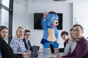 baas gekleed net zo beer hebben pret met bedrijf mensen in modieus kantoor foto