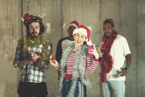 multi-etnisch groep van gewoontjes bedrijf mensen hebben confetti partij foto