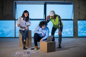 bedrijf mensen in groep, architect en ingenieur Aan bouw plaats foto