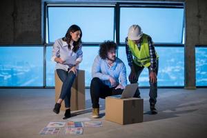 bedrijf mensen in groep, architect en ingenieur Aan bouw plaats foto