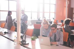 twee bedrijf mensen werken met laptop in kantoor foto